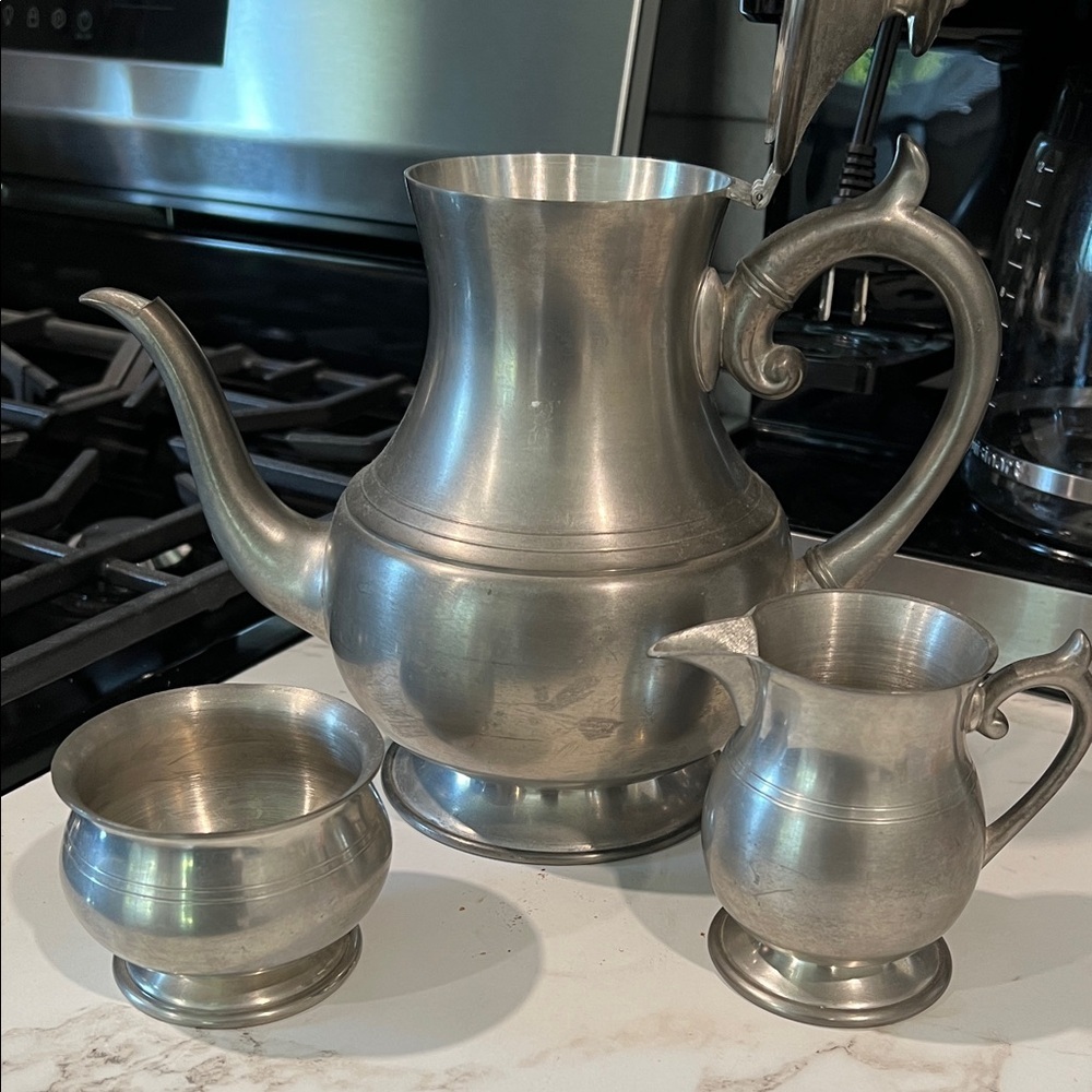 Classic Silver Tea Set for Elegant Gatherings - Picture 6 of 8
